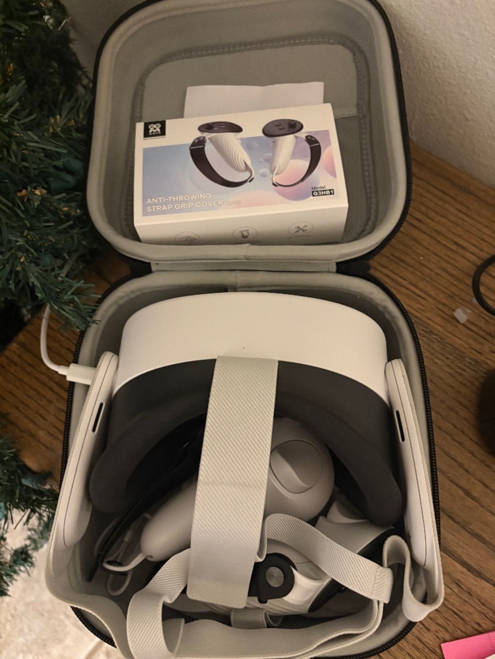 Metaquest VR headset  3 s with case and hand holder